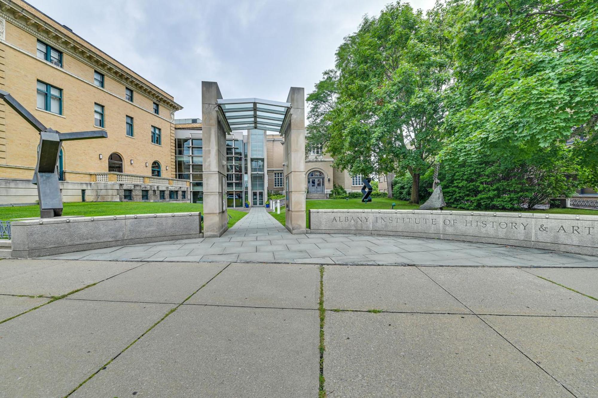 Apartment With Deck In Albany, Walk To Downtown! Exterior photo